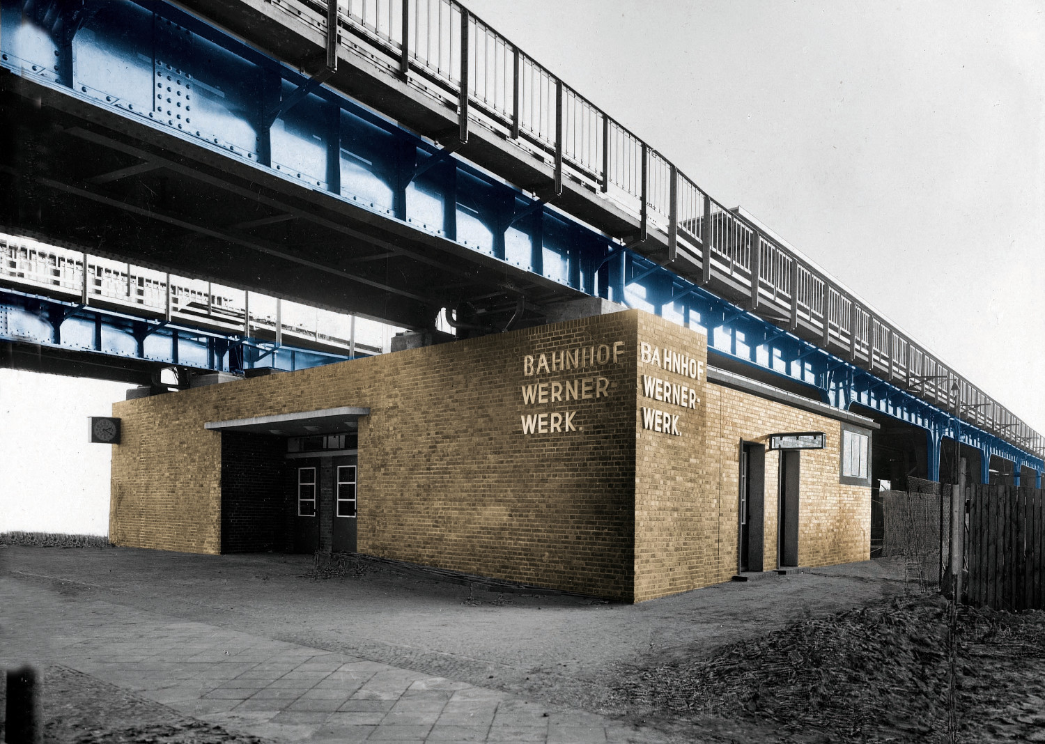 Archiv-Foto (Schwarz-weiß) des Bahnhofs Wernerwerk, Empfangsgebäude und Stahlviadukt eingefärbt